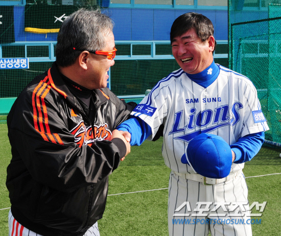 
	24�� �뱸���忡�� ���� 2012 ���ξ߱� �Ե��� �Ｚ�� ��⸦ �յΰ� �Ե� ���ȣ ������ �Ｚ ������ ������ �ݰ��� �λ縦 ������ �ִ�. �� ������ ���� 1���� �޸��� �ִ� �Ե� �� ������ ���� '1�� ������'�̶�� �ҷ� ������ �ھƳ´�.�뱸=����� ���� cjg@sportschosun.com/2012.04.24/


