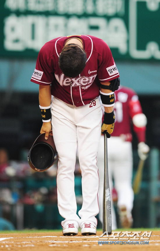 
	LG-�ؼ����� ������ 24�� ��Ǳ���. �ؼ� ���ñ��� 1ȸ�� ù Ÿ�� �� ����� ���� 1���� LG �ҵ��� ���� �λ縦 �ϰ� �ִ�. ���=������ ���� rainmaker@sportschosun.com


