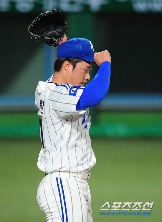 
	24�� �뱸���忡�� 2012 ���ξ߱� �Ե��� �Ｚ�� ��Ⱑ ���ȴ�. 9ȸ�� 2�� ���� �Ե� ���������� 2Ÿ�� ��Ÿ�� ����� �Ｚ ����ȯ�� Ȩ ����� ���Դ� ���ư��� ��Ż�ϰ� �ִ�.

�뱸=����� ���� cjg@sportschosun.com/2012.04.24/


