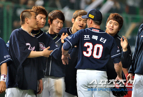 
	���ξ߱� �λ�� SK�� ��Ⱑ 24�� ��õ ���а���忡�� ��������. 2��1 ������ �¸��� �ŵ� �λ�. ������, ����õ, ������� �������� �����Ϳ� �⻵�ϰ� �ִ�.

��õ=���ؿ� ���� noodle@sportschosun.com


