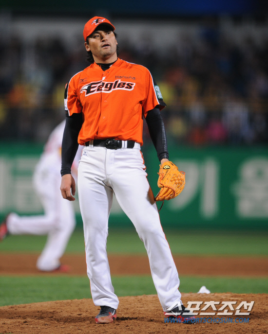 
	24�� ���� ���� ����忡�� 2012 ���ξ߱� ��ȭ�� KIA�� ��Ⱑ ���ȴ�. ��ȭ ���� ����ȣ�� 4ȸ�� KIA �̿�Կ��� ������ ����� �� �ƽ����ϰ� �ִ�.

����=���� ���� kyungmin@sportschosun.com / 2012.04.24.


