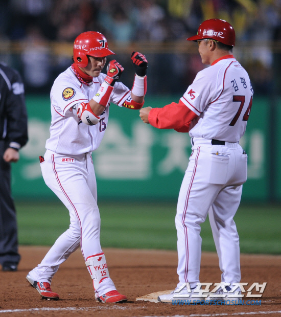 
	24�� ���� ���� ����忡�� 2012 ���ξ߱� ��ȭ�� KIA�� ��Ⱑ ���ȴ�. 5ȸ�� KIA �̿�԰� 2Ÿ�� ����Ÿ�� ģ �� ����ȣ ��ġ�� �������̺긦 ������ �ִ�.

����=���� ���� kyungmin@sportschosun.com / 2012.04.24.


