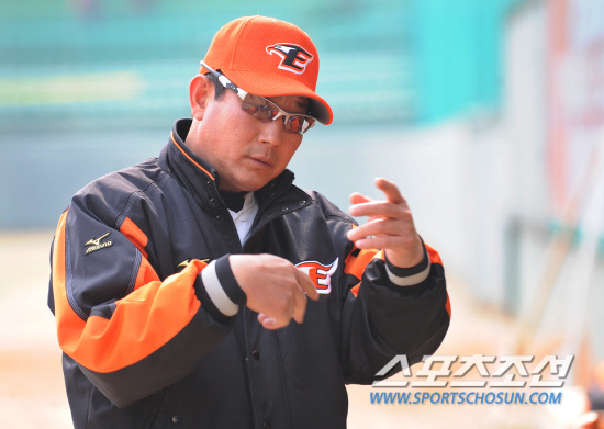 
	11�� ���� û�ֱ��忡�� 2012 ���ξ߱� �λ�� ��ȭ�� ��Ⱑ ���ȴ�. ���� �� ��ȭ �Ѵ�ȭ ������ �������� �̾߱⸦ ������ �ִ�.

û��=���� ���� kyungmin@sportschosun.com / 2012.04.11.


