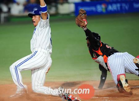 
	Ȩ�� Ÿ�� �̽¿��� Ȩ��ƿ - �Ｚ �̽¿��� ����̻� �ƴ϶� �ַ� ������ ���ر��̾���. 24�� �뱸 �Ե������� 6ȸ 2�� �� 3�翡 �ִ� �̽¿��� 1�� ���ڿ� �Բ� ������ƿ�� �õ��� Ȩ���� �������ǰ� �ִ�. �̽¿��� ���� ����ȣ�� �±׸� ���� �߷� ���� �����̵��ϸ� Ȩ �÷���Ʈ�� ��ġ�� ������ �����ߴ�. /����� ���� cjg@sportschosun.com
