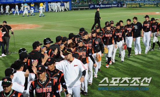 
	24�� �뱸���忡�� 2012 ���ξ߱� �Ե��� �Ｚ�� ��Ⱑ ���ȴ�. 0-2�� ���� 9ȸ�� �Ｚ ������ ����ȯ�� ���ʶ߸��� 6-2�� �������� �ŵ� �Ե� �������� �¸��� ����� ������ �ִ�.

�뱸=����� ���� cjg@sportschosun.com/2012.04.24/


