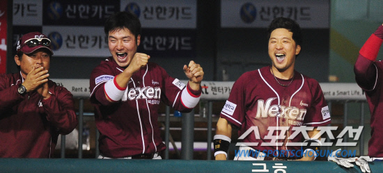 
	LG�� �ؼ��� 2012 ���ξ߱� ��Ⱑ 24�� ��� �߱��忡�� ���� ����. 3��3 �����̴� ���� 12ȸ�� �������� 2��Ÿ�� �ؼ��� �ռ� ������ ���ƿ��� �ִ� �ں�ȣ�� ���ñ��� ȯȣ�ϸ� �����ϰ� �ִ�.

���=������ ���� rainmaker@sportschosun.com/2012.04.24/


