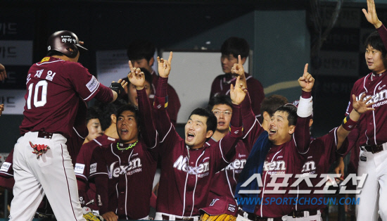 
	LG�� �ؼ��� 2012 ���ξ߱� ��Ⱑ 24�� ��� �߱��忡�� ���� ����. 3��3 �����̴� ���� 12ȸ�� 2��Ÿ�� ��� Ÿ���� �ø� �������� �������� ��Ÿ�� �߰� ������ �ø� �� ������ �������̺긦 �ϰ� �ִ�.

���=������ ���� rainmaker@sportschosun.com/2012.04.24/


