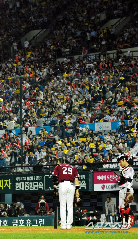 
	�ؼ� ���ñ��� 24�� ��� LG������ ���� 2�Ⱓ ����Ҵ� LG�� �ҵ��� ���� �������� �λ��ϰ� �ִ�.

������ ���� rainmaker@sportschosun.com


