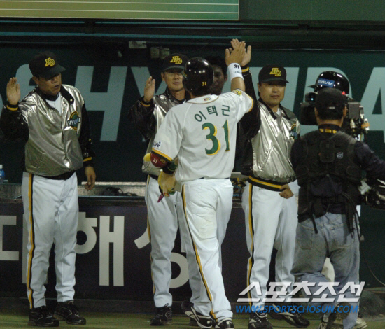 
	����� ����(������)�� ���������� ���� ���ֺ��� ��Ҵ� ���� 2006�� 10�� ��ȭ���� �÷��̿��� 1���� �� Ȩ���� ģ ���ñٰ� �������̺긦 �ϰ� �ִ�. �� ������ ����� �� �ؼ� ����. ����������DB


