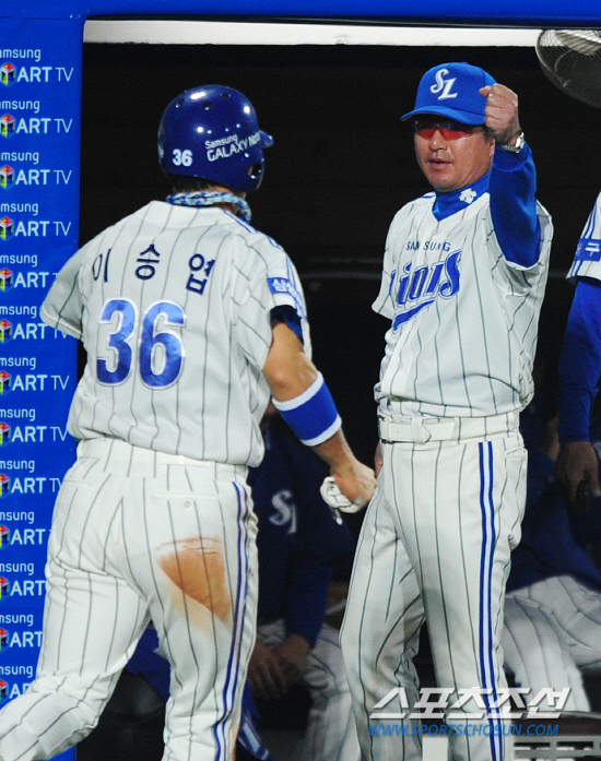 
	24�� �뱸���忡�� 2012 ���ξ߱� �Ե��� �Ｚ�� ��Ⱑ ���ȴ�. 6ȸ�� 2�� 1,3�� �Ｚ ä���� Ÿ�� �� 3������ �̽¿��� 1�����ڿ� �Բ� ������ƿ�� �õ��� Ȩ���� �������� �� ������ ������ ������ ȯ���ϰ� �ִ�. �뱸=����� ���� cjg@sportschosun.com/2012.04.24/


