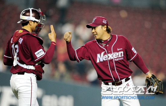 
	 24�� ��Ǳ��忡�� ������ LG-�ؼ���. 2�̴��� ���������� ���� �ؼ� ���� ������(������)�� ���� �����¿� �������̺긦 �ϰ� �ִ�. ���=������ ���� rainmaker@sportschosun.com


