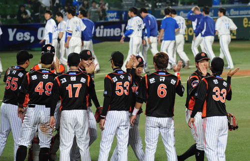 
	24�� �뱸���忡�� 2012 ���ξ߱� �Ե��� �Ｚ�� ��Ⱑ ���ȴ�. 0-2�� ���� 9ȸ�� �Ｚ ������ ����ȯ�� ���ʶ߸��� 6-2�� �������� �ŵ� �Ե� �������� �¸��� ����� ������ �ִ�. / ����=����������
