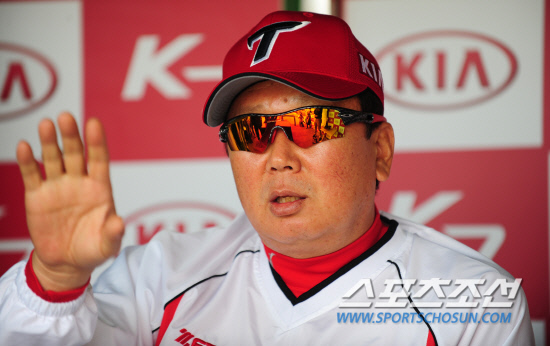 
	24�� ���� ���� ����忡�� 2012 ���ξ߱� ��ȭ�� KIA�� ��Ⱑ ���ȴ�. ���� �� KIA ������ ������ �������� �̾߱⸦ ������ �ִ�.

����=���� ���� kyungmin@sportschosun.com / 2012.04.24.


