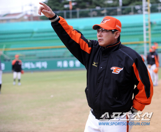 
	��ȭ�� �Ｚ�� �ָ� 3���� �������� ��Ⱑ 22�� û�ֱ��忡�� ���ȴ�. ��� �� ��ȭ �������� �׶��忡 ���� �̾߱⸦ �ϰ� �ִ�.

û��=���� ���� wook@sportschosun.com/2012.04.22/


