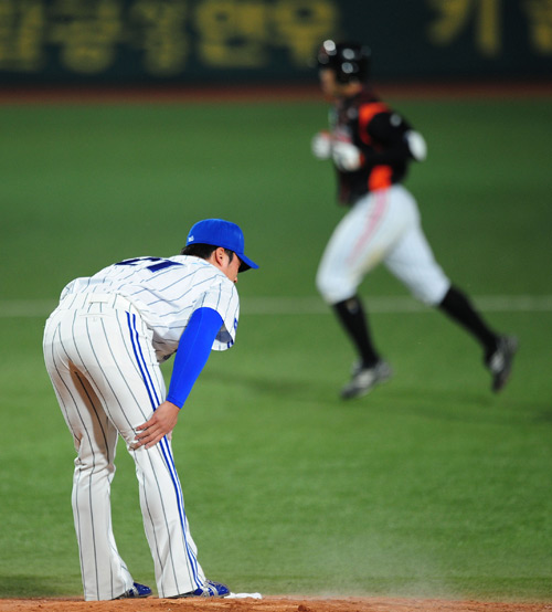 
	24�� �뱸���忡�� 2012 ���ξ߱� �Ե��� �Ｚ�� ��Ⱑ ���ȴ�. 9ȸ�� �������� ������ �Ｚ ����ȯ�� ���翡�� �Ե� ���ؿ쿡�� ���߿� �ַ����� ����� �� ��Ż���ϰ� �ִ�. / ����=����������
