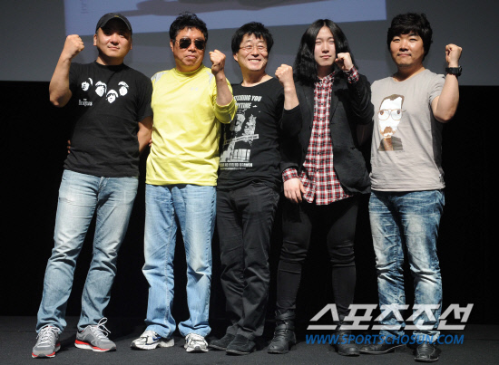 
	��â�� ��尡 �׷� '��︲'�� ���� 35�ֳ��� �¾� ���ٹ� '��ȫ������'�� �����ϰ� 25�� ���ڰ���ȸ�� ������. ��â�Ϲ��� ��︲�� ������ ������ �����ϰ� ���뼺�� ����Ͽ� ������ ���̺� ������ �� �佺Ƽ�� ������ �������� ������ ���ϰ� �ִ�.

��â�� ����� ������� ���ٹ��� ���ϻ��� �տ��� ��� ���ϰ� �ִ�.

�ֹ��� ���� deer@sportschosun.com  


