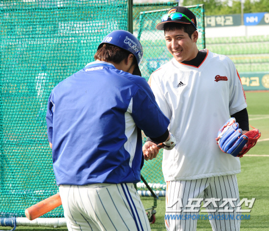 
	24�� �뱸���忡�� ���� 2012 ���ξ߱� �Ե��� �Ｚ�� ��⸦ �յΰ� �Ե� Ȳ����� �Ｚ �ڼ����� ��Ʈ�� �������� �ϰ� �ִ�.

�뱸=����� ���� cjg@sportschosun.com/2012.04.24/


