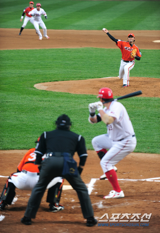 
	24�� ���� ���� ����忡�� 2012 ���ξ߱� ��ȭ�� KIA�� ��Ⱑ ���ȴ�. ��ȭ ���� ����ȣ�� 1ȸ�� KIA ������ ���� ���� ������ �ִ�.

����=���� ���� kyungmin@sportschosun.com / 2012.04.24.


