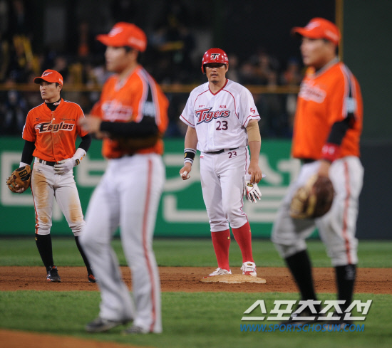 
	24�� ���� ���� ����忡�� 2012 ���ξ߱� ��ȭ�� KIA�� ��Ⱑ ���ȴ�. 7ȸ�� 2Ÿ�� 2��Ÿ�� ģ KIA ������ ��ȭ ������(����)�� ���±��� �Ĵٺ��� �ִ�.

����=���� ���� kyungmin@sportschosun.com / 2012.04.24.


