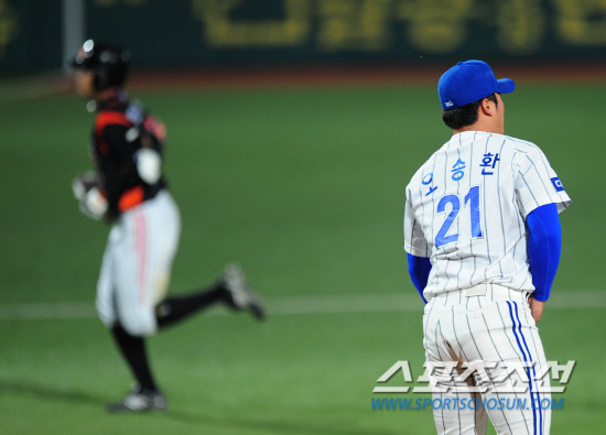 
	�Ｚ ����ȯ�� ���� 24�� �뱸 �Ե����� 9ȸ ���ؿ쿡�� �ַ�Ȩ���� ���� �� ��Ż�� ǥ������ �ܾ߿� �ü��� �ΰ� �ִ�. �뱸=����� ���� cjg@sportschosun.com


