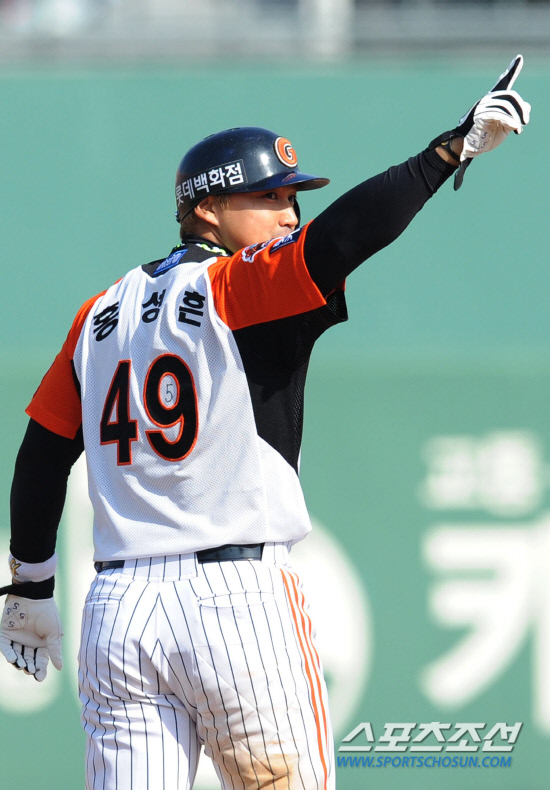 
	15�� �λ� �λ��� 5ȸ 2�� ���翡�� 3Ÿ�� 2��Ÿ�� ��Ʈ�� �Ե� ȫ����. �λ�=������ ���� songs@sportschosun.com


