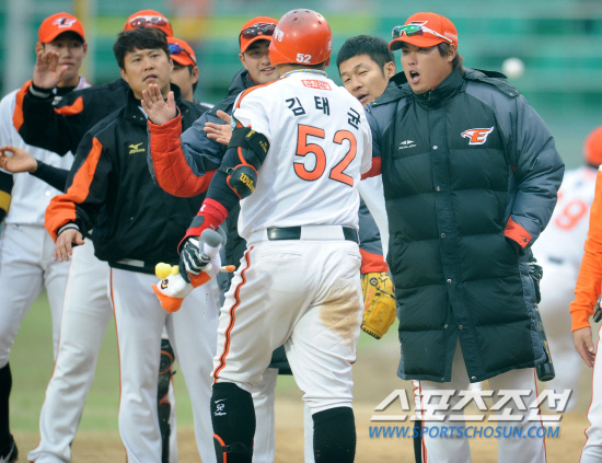 
	��ȭ�� �Ｚ�� �ָ� 3���� ��Ⱑ 22�� û�ֱ��忡�� ���ȴ�. 8ȸ�� ��ȭ ���±��� �¿� �ַ�Ȩ���� ġ�� ������� ���ϸ� �ް� �ִ�. û��=���� ���� wook@sportschosun.com


