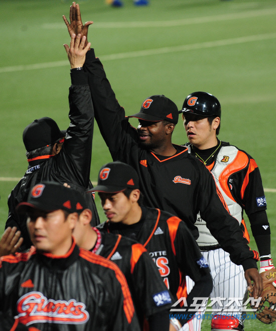 
	���� 24�� �뱸���忡�� ���� �Ｚ-�Ե���. �Ե��� 6��2�� �������� �ŵ� �� �¸��� ����� ������ �ִ�. �������� ������ ���ȣ ������ �������̺긦 �ϰ� �ִ�.

�뱸=����� ���� cjg@sportschosun.com


