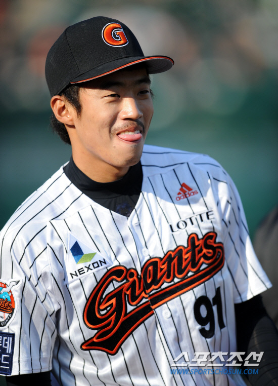 
	�Ե��� ��ȭ�� 2012 ���ξ߱� ������Ⱑ 7�� �λ� �������忡�� ���ȴ�. 7ȸ�� ���ƿ����� ���� Ǯ�� �Ե� �輺ȣ�� �ҵ��� ȯȣ�� �������� �� �̼Ҹ� ���� �ִ�. 

�λ�=���� ���� wook@sportschosun.com/2012.04.07/


