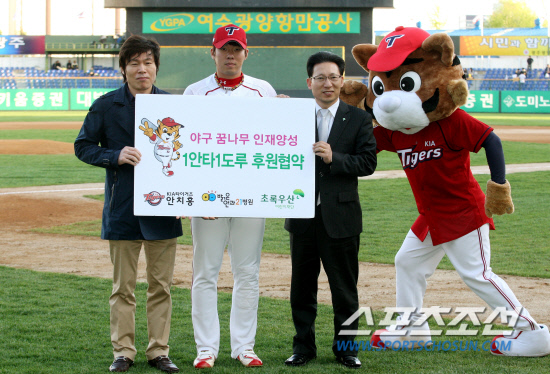 
	��KIA ��ġȫ�� 26�� ���� ��ȭ���� �ռ� �����Ȱ�21���� ������ ����(�� ������)�� ������ ������������ �ֻ￵ ������� �Բ� '�߱� �޳��� ����缺 �Ŀ� �����'�� ü���� �� ����Կ��ϰ� �ִ�. ����=KIA Ÿ�̰��� ����


