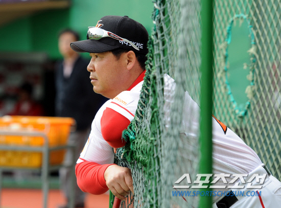 
	���ξ߱� �λ�� SK�� ��Ⱑ 24�� ��õ ���а���忡�� ��������. ����� �̸��� ������ �������� �Ʒ��� ���Ѻ��� �ִ�.

��õ=���ؿ� ���� noodle@sportschosun.com/2012.02.24/


