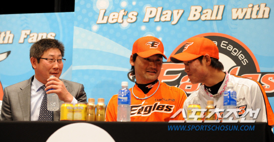 
	3�� ���� ���α� ���հ����б�600�ֳ���� ��õ��Ȧ���� '2012 �ȵ� ���ξ߱� �̵���' ��簡 ���ȴ�. �� ���� ������� ���� ��ǥ�ϴ� �������� �Բ� ������ �ҵ�� �Բ��ϴ� �ڸ��� �������. ��翡 ������ �Ѵ�ȭ ������ ����ȣ, ���ּ��� ���� ǥ������ ���ϰ� �ִ�.

������=������ ���� songs@sportschosun.com/2012.4.3


