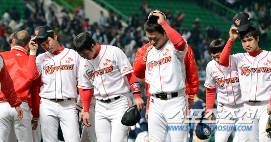 
	���ξ߱� SK�� �λ��� ��Ⱑ 26�� ��õ ���о߱��忡�� ��������. 2��4�� ���� SK �������� ������ ������ �ִ�. ��õ=���ؿ� ���� noodle@sportschosun.com


