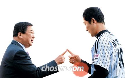 
	������ KBO(�ѱ��߱�����ȸ) ���簡 26�� ��� ���忡�� LG ���������� ���� �ִٰ�� ������� �û��� �ϸ鼭 ������ �´�� �ִ�. LG Ư���� '�հ��� �������' �� ���ϸ� �� ���̴�. /������ ���� rainmaker@sportschosun.com
