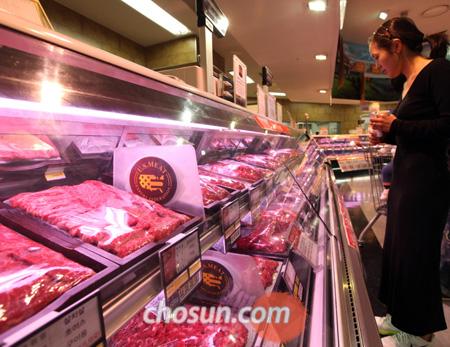 
	�̱����� ���캴�� ���������, ���ΰ� �����ߴ� ��ġ�� ���� �ʰ� �˿� ��ȭ ��ħ�� ���� �Ϻ� ������Ʈ������ ��� �̱��� ����⸦ �Ǹ��ϰ� �ִ�. ��Ʈ �����ڴ¡�ȣ�ֻ� ����� �ǸŰ� �̱��꿡 ���� ���� �� ������ ���١��� ���ߴ�. /�㿵�� ���� younghan@chosun.com
