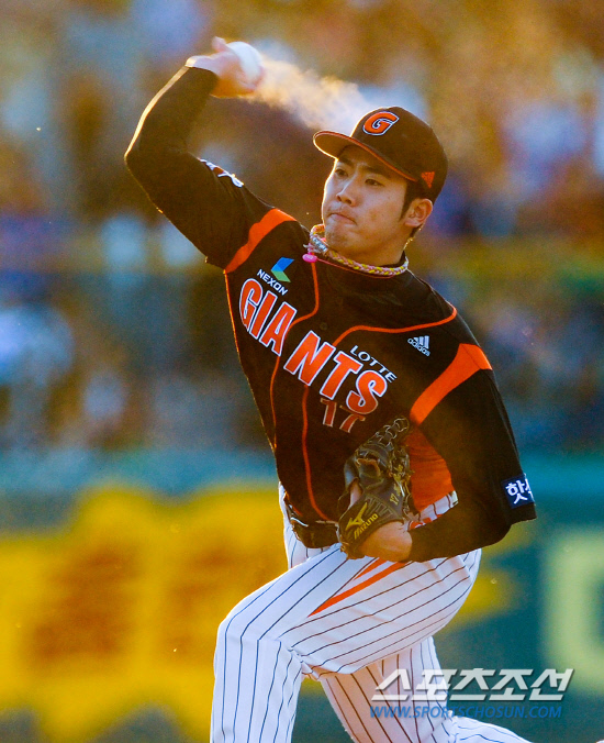 
	26�� �뱸���忡�� 2012 ���ξ߱� �Ե��� �Ｚ�� ��Ⱑ ���ȴ�. �Ե� ���� �������� ������ ���� ������ �ִ�. ������ ������ ���� �������簡 ���� ���� �޾� ��� ������ �ִ�.

�뱸=����� ���� cjg@sportschosun.com/2012.04.26/


