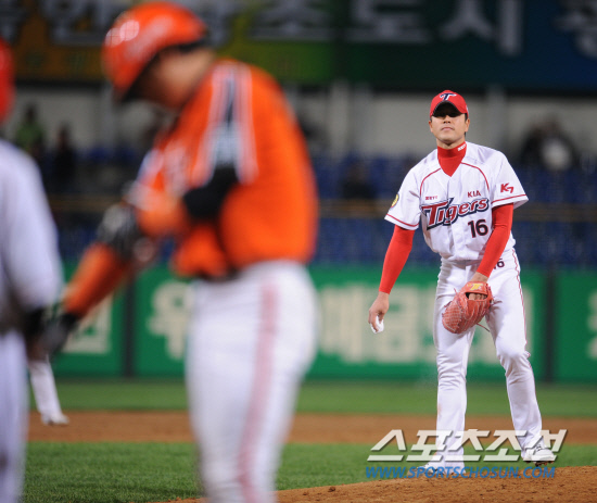 
	26�� ���� ���� ����忡�� 2012 ���ξ߱� ��ȭ�� KIA�� ��Ⱑ ���ȴ�. 6ȸ�� KIA ������� ��ȭ �����쿡�� �о�� ������ ����ϰ� �ִ�.

����=���� ���� kyungmin@sportschosun.com / 2012.04.26.


