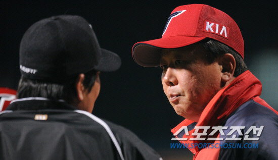 
	26�� ���� ���� ����忡�� 2012 ���ξ߱� ��ȭ�� KIA�� ��Ⱑ ���ȴ�. 6ȸ�� KIA �̿�԰� ���� �ƿ� ������ ������ ������ ����ȸ �ֽɿ��� ���ϰ� �����ϰ� �ִ�.

����=���� ���� kyungmin@sportschosun.com / 2012.04.26.


