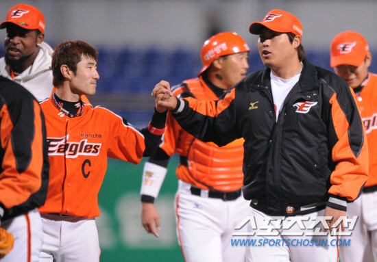 
	26�� ���� ���� ����忡�� 2012 ���ξ߱� ��ȭ�� KIA�� ��Ⱑ ���ȴ�. 8��0���� �̱� ��ȭ�� �¸����� ������(������)�� �ѻ��ư� ��� ���� �ִ�.

����=���� ���� kyungmin@sportschosun.com / 2012.04.26.


