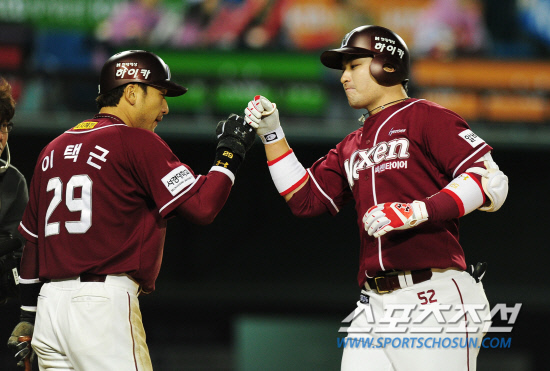 
	1-6���� ���� 8ȸ�� ���� 1�翡�� ���߿� 2�� Ȩ���� ��Ʈ��  �ؼ� �ں�ȣ(������)�� ���ñٰ� �������̺긦 �ϰ� �ִ�. ���=������ ���� rainmaker@sportschosun.com


