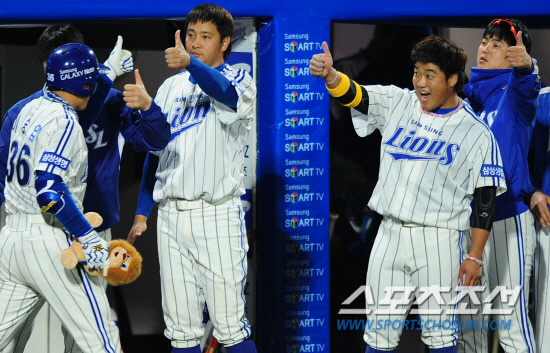 
	26�� �뱸���忡�� 2012 ���ξ߱� �Ե��� �Ｚ�� ��Ⱑ ���ȴ�. 5ȸ�� 1�� �Ｚ �̽¿��� ��� �ַ����� ġ�� ������ �Ĺ���� ���� ���ϸ� �ް� �ִ�.

�뱸=����� ���� cjg@sportschosun.com/2012.04.26/


