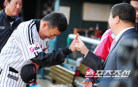 
	���ο� ���̹� LG�� �ؼ��� 2012 ���ξ߱� ��Ⱑ 26�� ��� �߱��忡�� ���ȴ�. ��⿡ �ռ� 817�������� ���� �ִٰ�� ���� ����� ���� �������� ���� KBO ������ ������ �û��� �־���. �û��� ���� ��� ������ ã�� ������ KBO ���簡 LG ����� ������ �հ��� �����Ӵϸ� �ϰ� �ִ�.

���=������ ���� rainmaker@sportschosun.com/2012.04.26/


