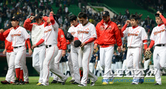 
	���ξ߱� SK�� �λ��� ��Ⱑ 26�� ��õ ���о߱��忡�� ��������. 2��4�� ���� 4���и� ���� SK�������� �ƽ����ϰ� �ִ�. ��õ=���ؿ� ���� noodle@sportschosun.com


