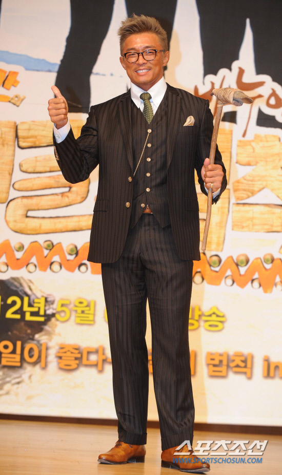 
	SBS�� ���� �����̾�Ƽ ���� ���α׷� '������ ��Ģ' ����2�� '�Ͽ����� ����'�� �� �ڳʷ� �� ��û�ڵ��� ������. �̹� '������ ��Ģ' ����2�� ������� �ٴ��������� �������� ������(��)�� �����⸦ ��Ҵ�. ����2���� ���� �躴���� ����� �߼���, ��Ű��, �����, Ȳ����, �ڽ����� �����Ѵ�.

27�� �� SBS���� ���� '������ ��Ģ ����2'�� ���۹�ǥȸ���� �߼����� ����Ÿ���� ���� �ִ�.

�ֹ��� ���� deer@sportschosun.com /2012.04.27/


