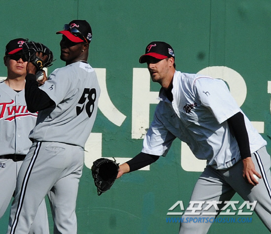 
	LG ����(����)�� ��Űġ�� 27�� �λ� �Ե����� �յΰ� �������� �ܾ߿��� �Բ� �Ʒ��ϰ� �ִ�. ����� �̳� 1�� ��Ʈ������ ���ҵƴ�.

�λ�=����� ���� cjg@sportschosun.com


