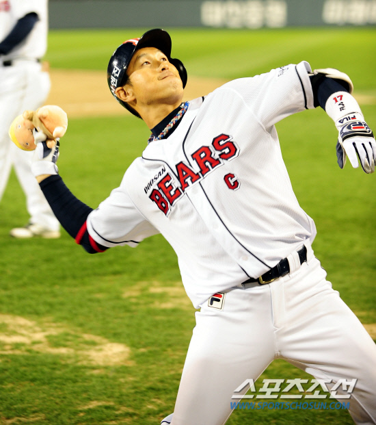 
	  �λ�� KIA�� 2012 ���ξ߱� ��Ⱑ 27�� ��� �߱��忡�� ���� ����. �λ� ����ö�� 0��0���� �����ϴ� 7ȸ�� 2�� 1�翡�� ���߿� ���� Ȩ���� ġ�� ���� ������ ���ߵ鿡�� �����ְ� �ִ�.

���=������ ���� rainmaker@sportschosun.com/2012.04.27/


