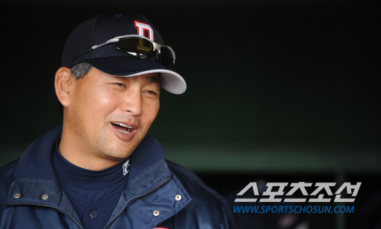 
	11�� ���� û�ֱ��忡�� 2012 ���ξ߱� �λ�� ��ȭ�� ��Ⱑ ���ȴ�. ���� �� �λ� ������ ������ �������� �̾߱⸦ ������ �ִ�.

û��=���� ���� kyungmin@sportschosun.com / 2012.04.11.


