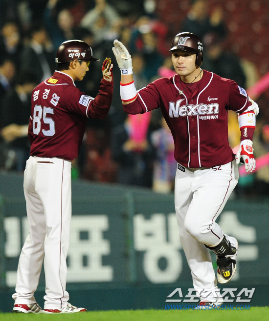 
	���ο� ���̹� LG�� �ؼ��� 2012 ���ξ߱� ��Ⱑ 26�� ��� �߱��忡�� ���ȴ�. 1��6���� ������ 8ȸ�� ���� 1�翡�� ���߿� ���� Ȩ���� ģ �ؼ� �ں�ȣ�� ���濱 3�� ��ġ�� �������̺긦 �ϰ� �ִ�.

���=������ ���� rainmaker@sportschosun.com/2012.04.26/


