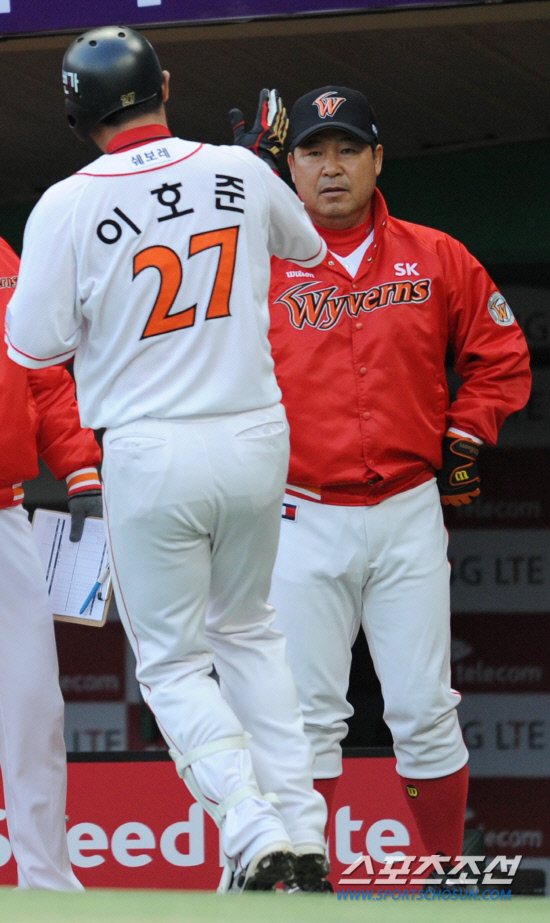 
	27�� ��õ���о߱��忡�� ���� ���ξ߱� SK�� �Ｚ�� ��⿡�� 2ȸ SK ��ȣ��(����)�� ��� �ַ� Ȩ���� ��Ʈ�ȴ�. ���ƿ����� �̸��� ������ ȯ���� �ް� �ִ� ��ȣ��.

��õ=������ ���� songs@sportschosun.com/2012.4.27


