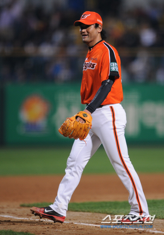 
	24�� ���� ���� ����忡�� 2012 ���ξ߱� ��ȭ�� KIA�� ��Ⱑ ���ȴ�. ��ȭ �������� ����ȣ�� 4ȸ�� 2�� ������ ���� ���⸦ �ѱ� �� �̼����� �ִ�.

����=���� ���� kyungmin@sportschosun.com / 2012.04.24.


