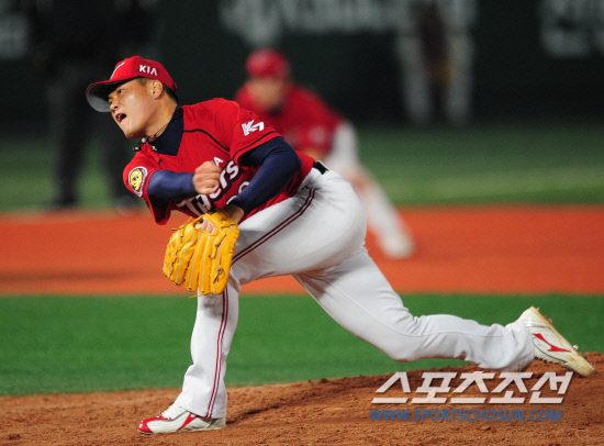 
	19�� �񵿱��忡�� 2012 ���ξ߱� ��ƿ� �ؼ��� ��Ⱑ ���ȴ�. 9ȸ ��ư� 4-1�� �ռ� ��� �������� ����忡 �ö� ���� ������ �ִ�.

��=����� ���� cjg@sportschosun.com/2012.04.19/


